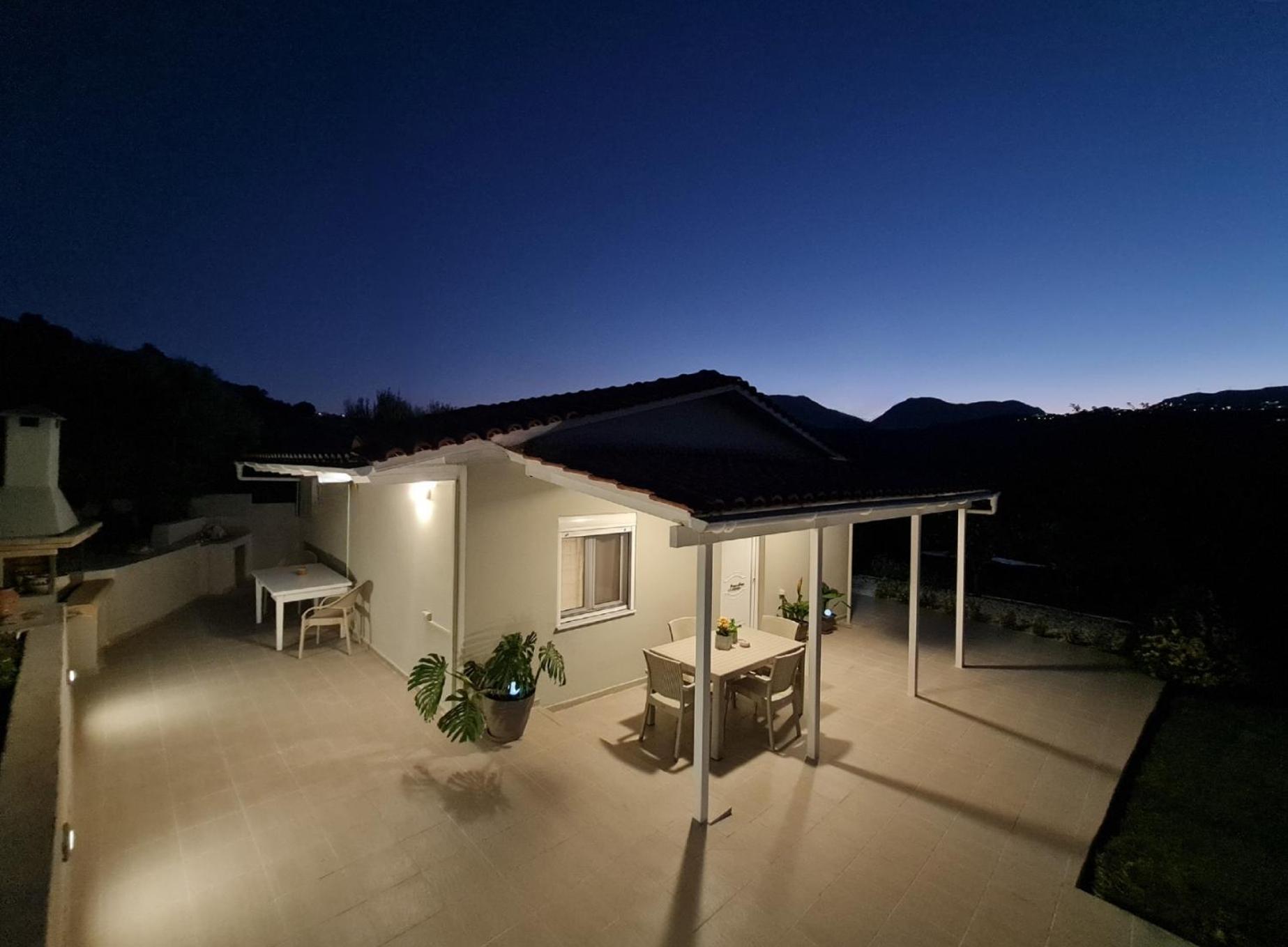 Villa Ornament: Infinite Nature
