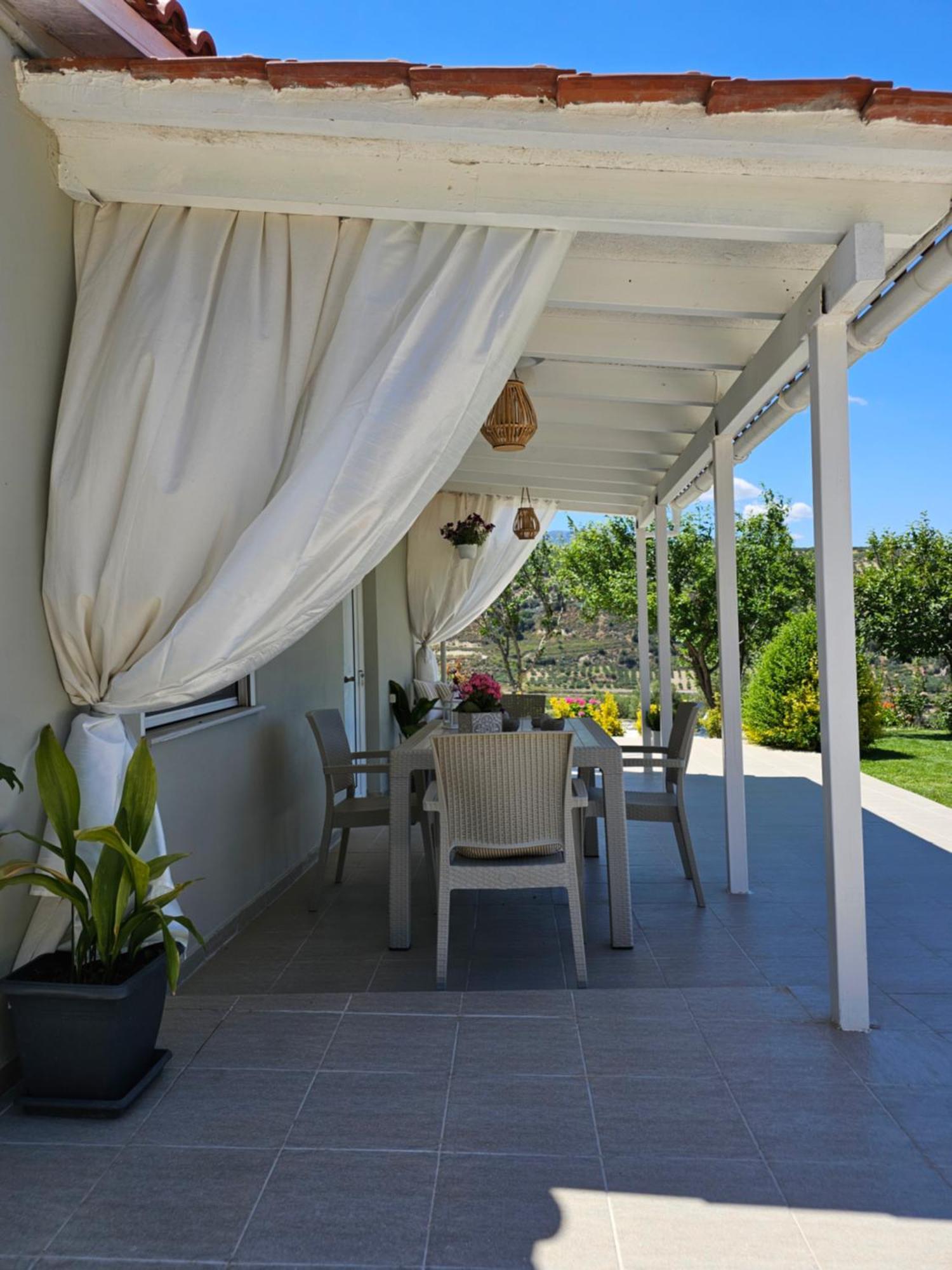 Ornament: Infinite Nature Villa Dhafnes
